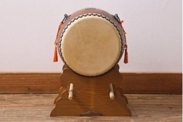 中古　欅(ケヤキ)か 栗材　バチ・太鼓台付き　長胴太鼓　小さな刳り貫き太鼓(くり貫き太鼓、和太鼓、玩具太鼓、子供太鼓)(R-040906)