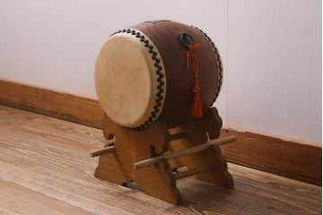 中古　欅(ケヤキ)か 栗材　バチ・太鼓台付き　長胴太鼓　小さな刳り貫き太鼓(くり貫き太鼓、和太鼓、玩具太鼓、子供太鼓)(R-040906)