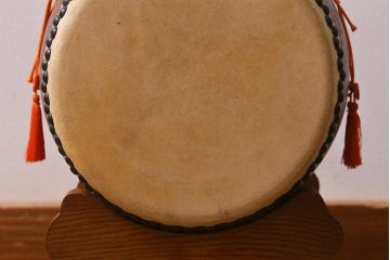 中古　欅(ケヤキ)か 栗材　バチ・太鼓台付き　長胴太鼓　小さな刳り貫き太鼓(くり貫き太鼓、和太鼓、玩具太鼓、子供太鼓)(R-040906)