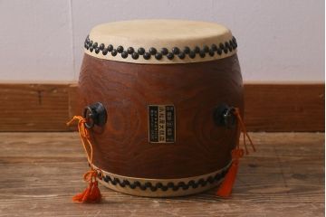 中古　欅(ケヤキ)か 栗材　バチ・太鼓台付き　長胴太鼓　小さな刳り貫き太鼓(くり貫き太鼓、和太鼓、玩具太鼓、子供太鼓)(R-040906)