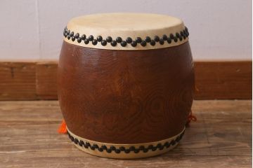 中古　欅(ケヤキ)か 栗材　バチ・太鼓台付き　長胴太鼓　小さな刳り貫き太鼓(くり貫き太鼓、和太鼓、玩具太鼓、子供太鼓)(R-040906)