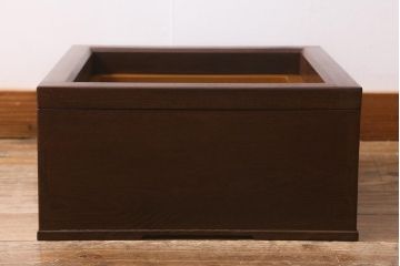 レトロ雑貨　指物家具　昭和後期　五徳付き　桑材　シンプルなデザインの木製角火鉢(箱火鉢、茶道具)(R-040907)