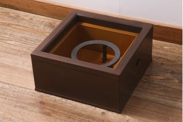 レトロ雑貨　指物家具　昭和後期　五徳付き　桑材　シンプルなデザインの木製角火鉢(箱火鉢、茶道具)(R-040907)