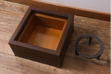 レトロ雑貨　指物家具　昭和後期　五徳付き　桑材　シンプルなデザインの木製角火鉢(箱火鉢、茶道具)(R-040907)