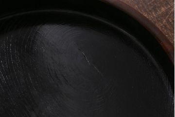 レトロ雑貨　漆塗り　杢目が美しい木製の丸盆(漆器)(R-040910)