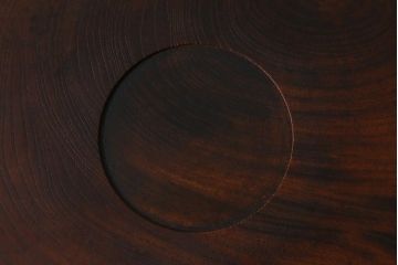 レトロ雑貨　漆塗り　杢目が美しい木製の丸盆(漆器)(R-040910)