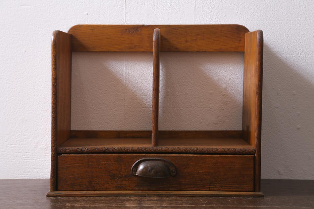 アンティーク雑貨　栓材　レトロな雰囲気が魅力の引き出し付きブックスタンド(本立て)(R-040912)