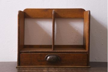 アンティーク雑貨　栓材　レトロな雰囲気が魅力の引き出し付きブックスタンド(本立て)(R-040912)