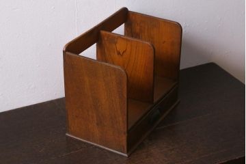 アンティーク雑貨　栓材　レトロな雰囲気が魅力の引き出し付きブックスタンド(本立て)(R-040912)