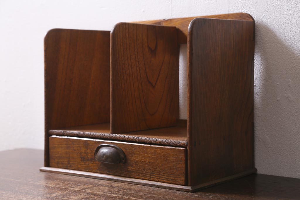 アンティーク雑貨　栓材　レトロな雰囲気が魅力の引き出し付きブックスタンド(本立て)(R-040912)