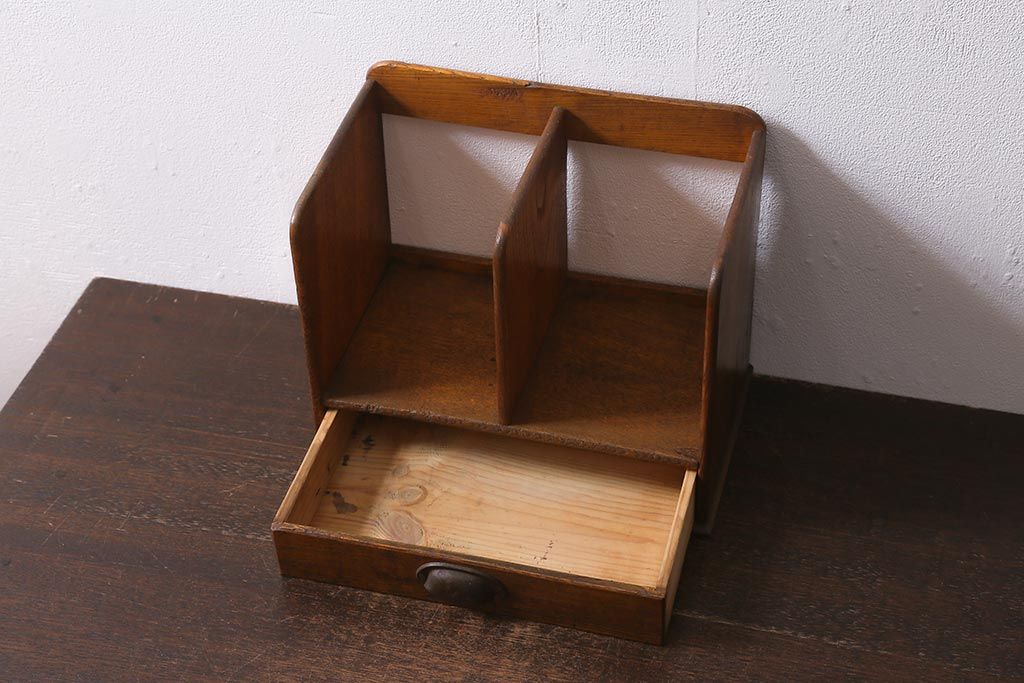 アンティーク雑貨　栓材　レトロな雰囲気が魅力の引き出し付きブックスタンド(本立て)(R-040912)