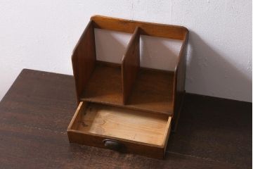 アンティーク雑貨　栓材　レトロな雰囲気が魅力の引き出し付きブックスタンド(本立て)(R-040912)