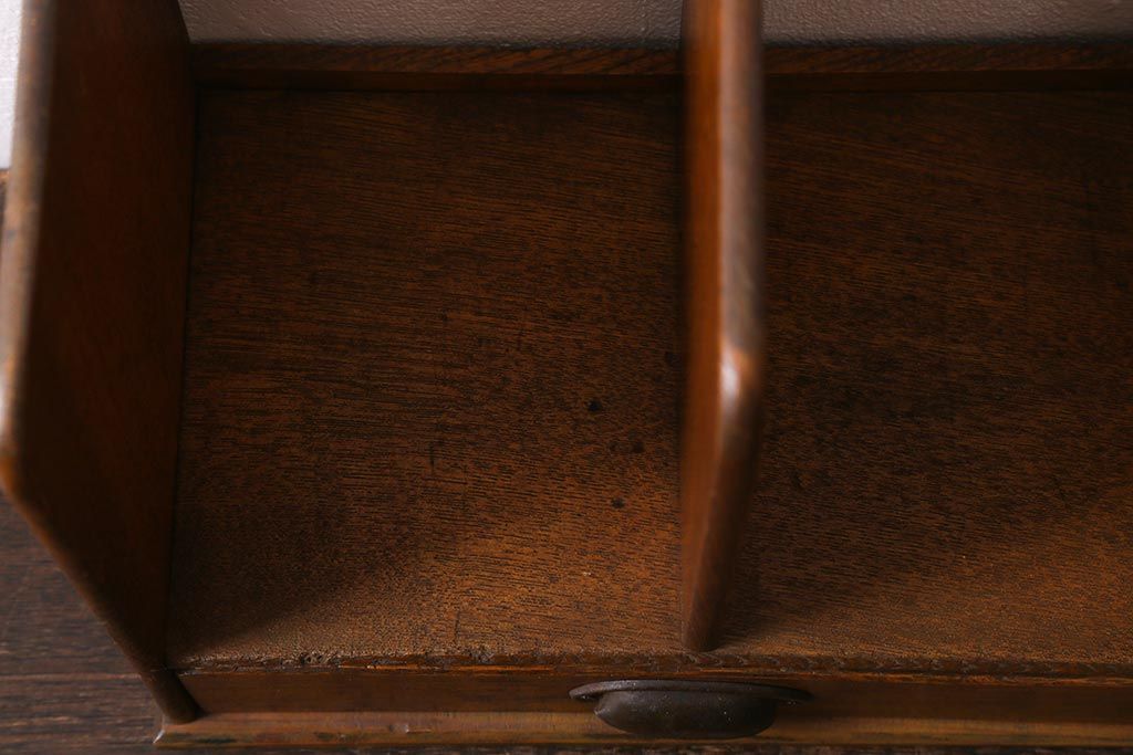 アンティーク雑貨　栓材　レトロな雰囲気が魅力の引き出し付きブックスタンド(本立て)(R-040912)