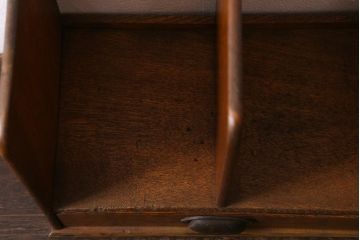 アンティーク雑貨　栓材　レトロな雰囲気が魅力の引き出し付きブックスタンド(本立て)(R-040912)