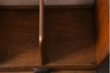 アンティーク雑貨　栓材　レトロな雰囲気が魅力の引き出し付きブックスタンド(本立て)(R-040912)