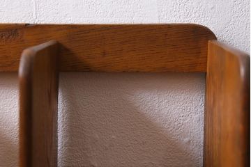 アンティーク雑貨　栓材　レトロな雰囲気が魅力の引き出し付きブックスタンド(本立て)(R-040912)