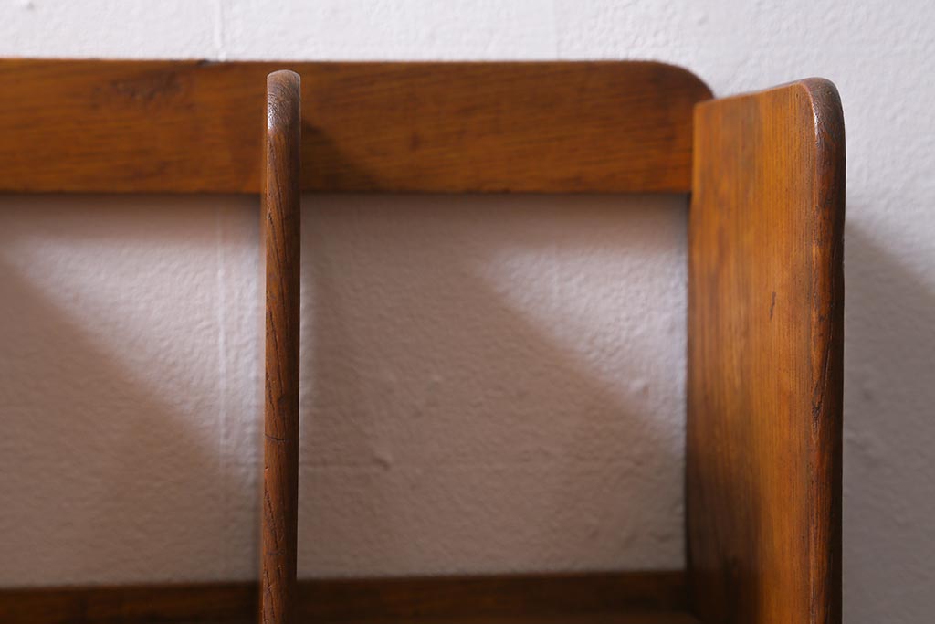 アンティーク雑貨　栓材　レトロな雰囲気が魅力の引き出し付きブックスタンド(本立て)(R-040912)