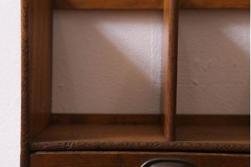 アンティーク雑貨　栓材　レトロな雰囲気が魅力の引き出し付きブックスタンド(本立て)(R-040912)