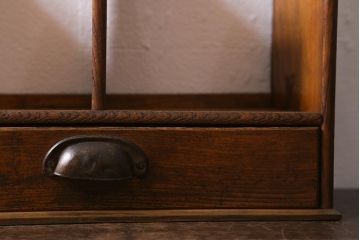 アンティーク雑貨　栓材　レトロな雰囲気が魅力の引き出し付きブックスタンド(本立て)(R-040912)