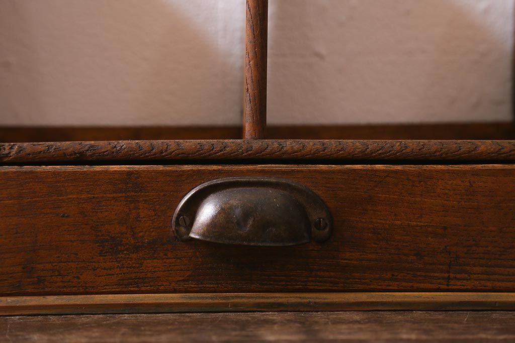 アンティーク雑貨　栓材　レトロな雰囲気が魅力の引き出し付きブックスタンド(本立て)(R-040912)