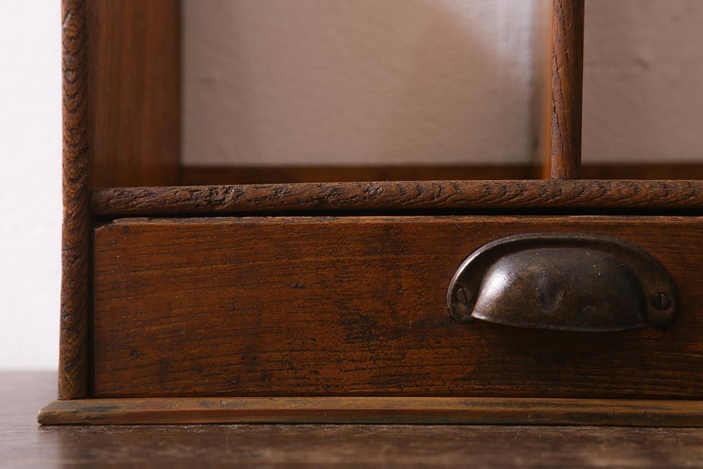 アンティーク雑貨　栓材　レトロな雰囲気が魅力の引き出し付きブックスタンド(本立て)(R-040912)