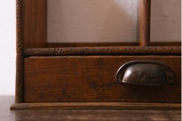 アンティーク雑貨　栓材　レトロな雰囲気が魅力の引き出し付きブックスタンド(本立て)(R-040912)