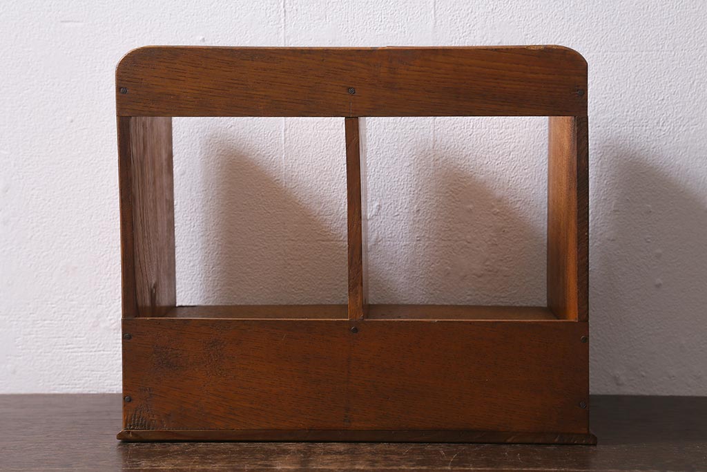 アンティーク雑貨　栓材　レトロな雰囲気が魅力の引き出し付きブックスタンド(本立て)(R-040912)