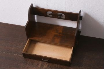 アンティーク雑貨　和製アンティーク　栓材　楔(くさび)式　透かし彫りが目をひくブックスタンド(本立て、引き出し付き)(R-040917)