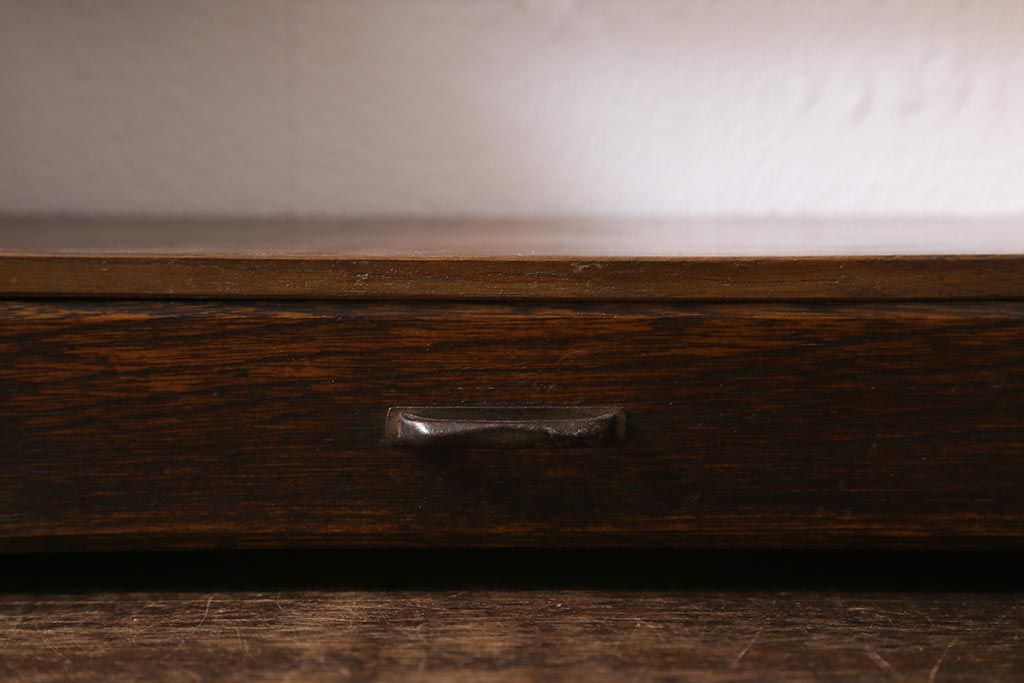 アンティーク雑貨　和製アンティーク　栓材　楔(くさび)式　透かし彫りが目をひくブックスタンド(本立て、引き出し付き)(R-040917)