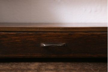 アンティーク雑貨　和製アンティーク　栓材　楔(くさび)式　透かし彫りが目をひくブックスタンド(本立て、引き出し付き)(R-040917)