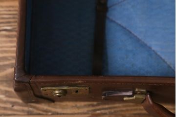 ヴィンテージ　レトロな魅力が漂うトランク(鞄、カバン、収納、ディスプレイ、ビンテージ)(R-040920)