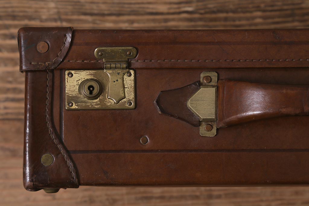 ヴィンテージ　レトロな魅力が漂うトランク(鞄、カバン、収納、ディスプレイ、ビンテージ)(R-040920)