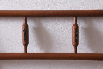 アンティーク家具　桑材　和風インテリアにおすすめなフック付きの便利な衣桁(着物掛け、ハンガーラック)(R-040921)