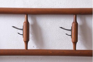 アンティーク家具　桑材　和風インテリアにおすすめなフック付きの便利な衣桁(着物掛け、ハンガーラック)(R-040921)