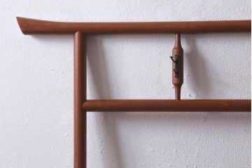 アンティーク家具　桑材　和風インテリアにおすすめなフック付きの便利な衣桁(着物掛け、ハンガーラック)(R-040921)