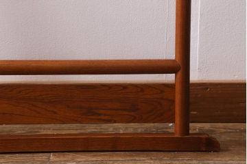 アンティーク家具　桑材　和風インテリアにおすすめなフック付きの便利な衣桁(着物掛け、ハンガーラック)(R-040921)