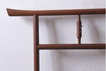 アンティーク家具　桑材　透かしがおしゃれなフック付きの便利な衣桁(着物掛け、ハンガーラック)(R-040922)
