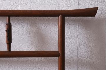 アンティーク家具　桑材　透かしがおしゃれなフック付きの便利な衣桁(着物掛け、ハンガーラック)(R-040922)