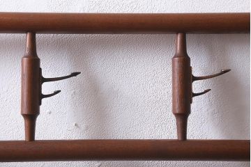 アンティーク家具　桑材　透かしがおしゃれなフック付きの便利な衣桁(着物掛け、ハンガーラック)(R-040922)