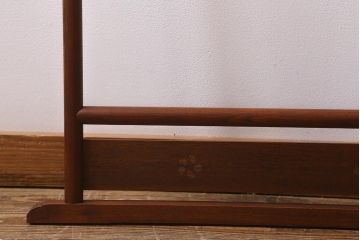 アンティーク家具　桑材　透かしがおしゃれなフック付きの便利な衣桁(着物掛け、ハンガーラック)(R-040922)