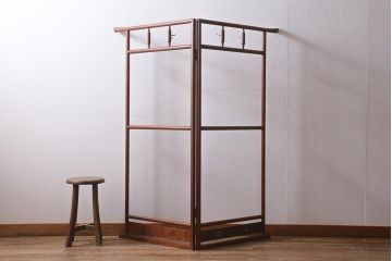 アンティーク家具　桑材　透かしがおしゃれなフック付きの便利な衣桁(着物掛け、ハンガーラック)(R-040922)