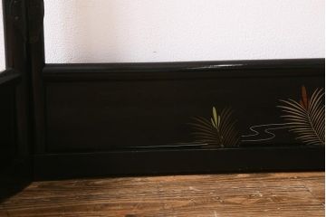 アンティーク家具　漆塗り　黒塗りがモダンなフック付きの便利な衣桁(着物掛け、ハンガーラック)(R-040923)