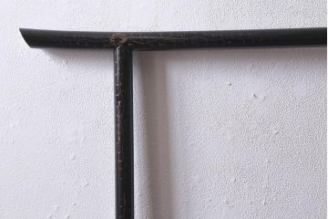 アンティーク家具　漆塗り　黒塗りがモダンなフック付きの便利な衣桁(着物掛け、ハンガーラック)(R-040923)