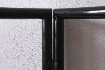 アンティーク家具　漆塗り　黒塗りがモダンなフック付きの便利な衣桁(着物掛け、ハンガーラック)(R-040923)