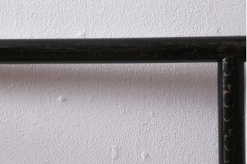 アンティーク家具　漆塗り　黒塗りがモダンなフック付きの便利な衣桁(着物掛け、ハンガーラック)(R-040923)