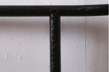 アンティーク家具　漆塗り　黒塗りがモダンなフック付きの便利な衣桁(着物掛け、ハンガーラック)(R-040923)