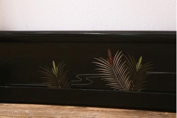 アンティーク家具　漆塗り　黒塗りがモダンなフック付きの便利な衣桁(着物掛け、ハンガーラック)(R-040923)