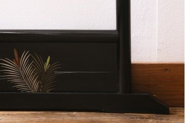 アンティーク家具　漆塗り　黒塗りがモダンなフック付きの便利な衣桁(着物掛け、ハンガーラック)(R-040923)