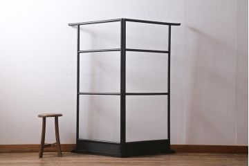 アンティーク家具　漆塗り　黒塗りがモダンなフック付きの便利な衣桁(着物掛け、ハンガーラック)(R-040923)
