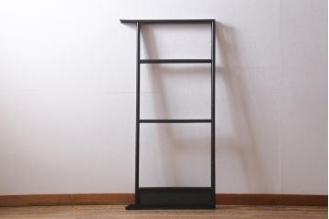 アンティーク家具　漆塗り　黒塗りがモダンなフック付きの便利な衣桁(着物掛け、ハンガーラック)(R-040923)